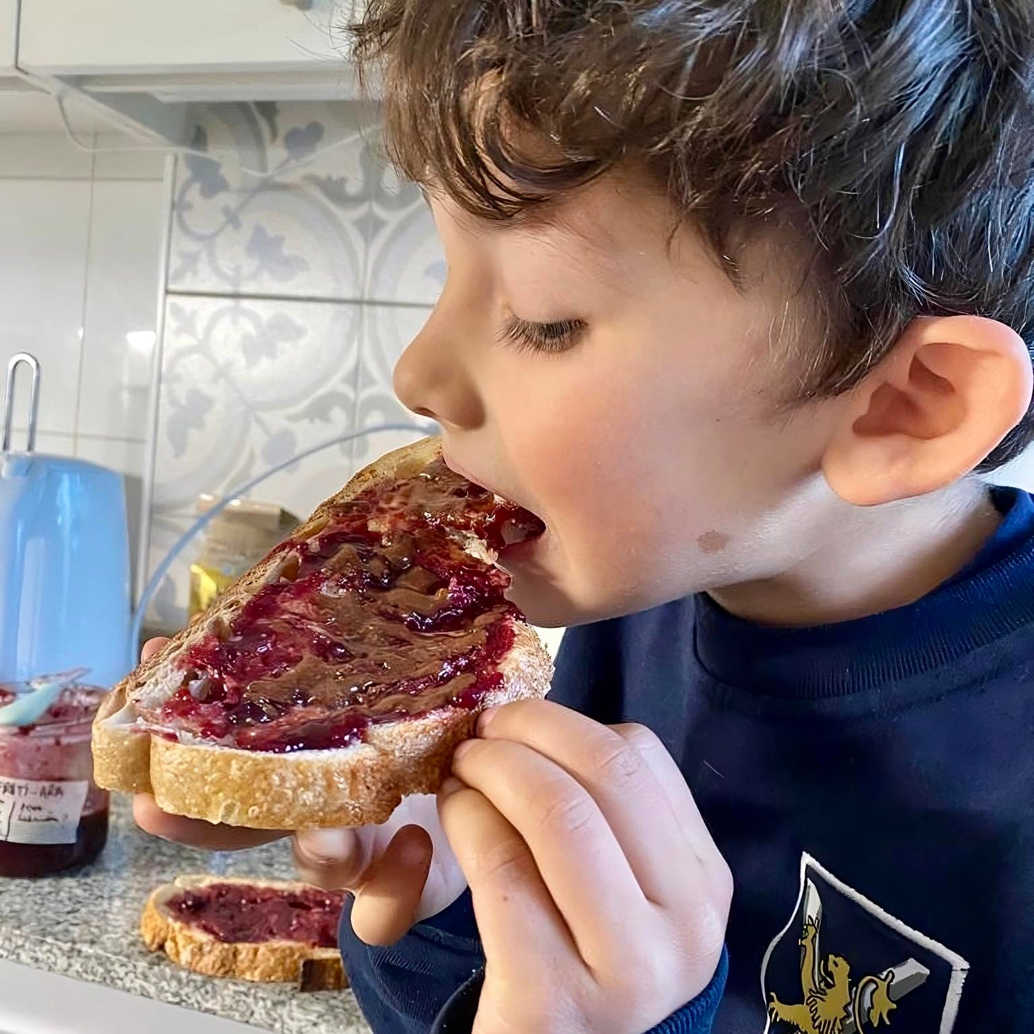 Niño comiendo una tostada con Nutella sin azucar y mermelada