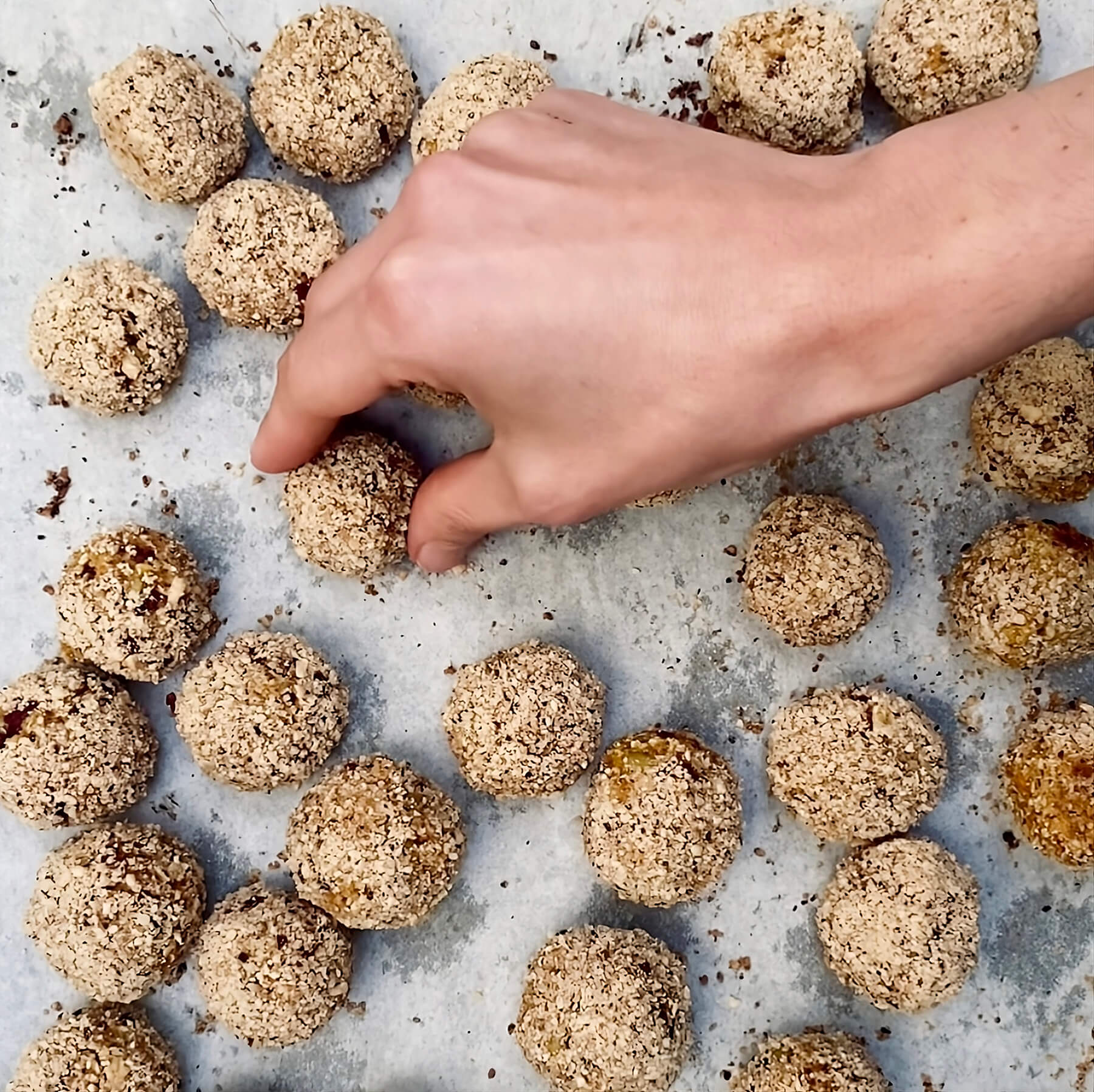 Bolitas Energeticas de Avena Sin Gluten y una Mano