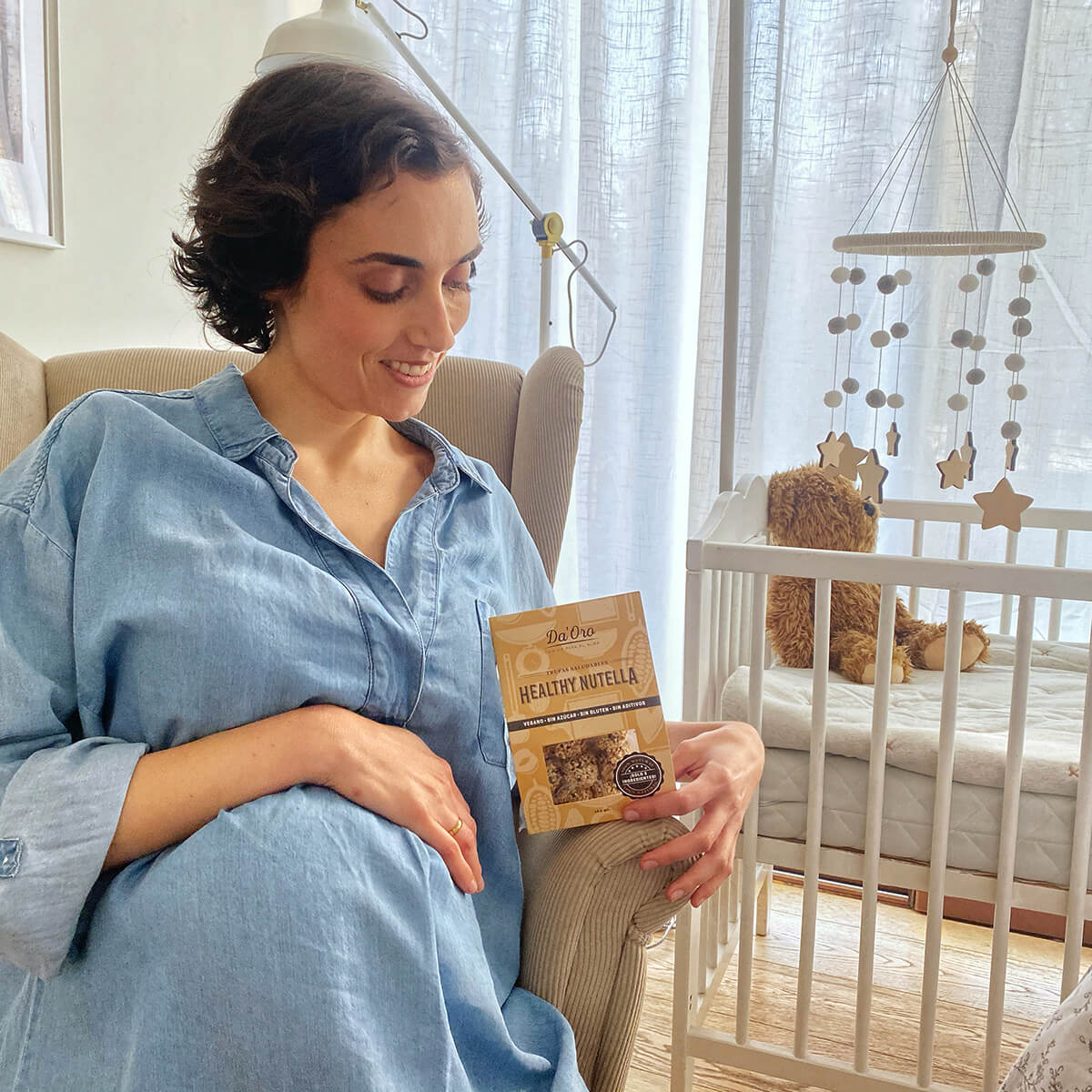 Mujer embarazada y sonriente con Trufas Da'Oro