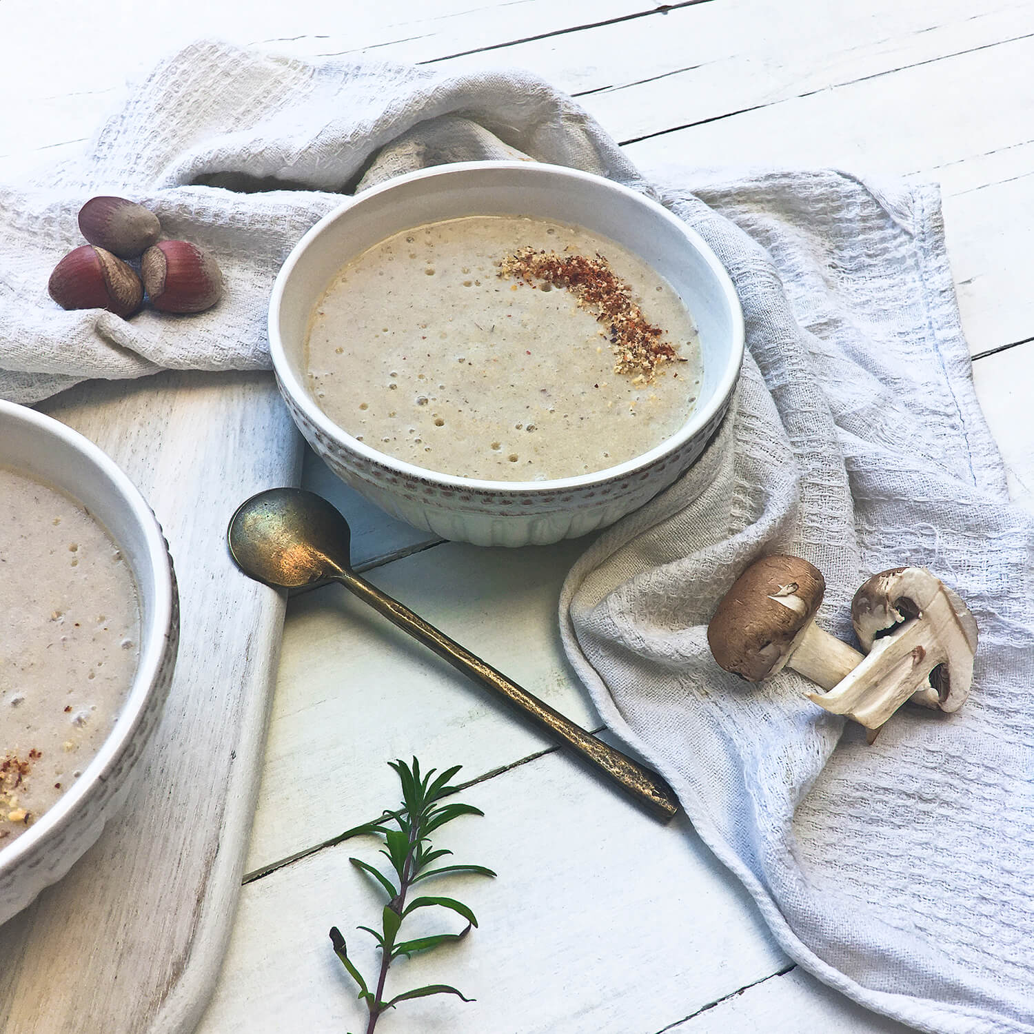 Bowl con crema de papas, merkén, avellanas europeas y champiñones