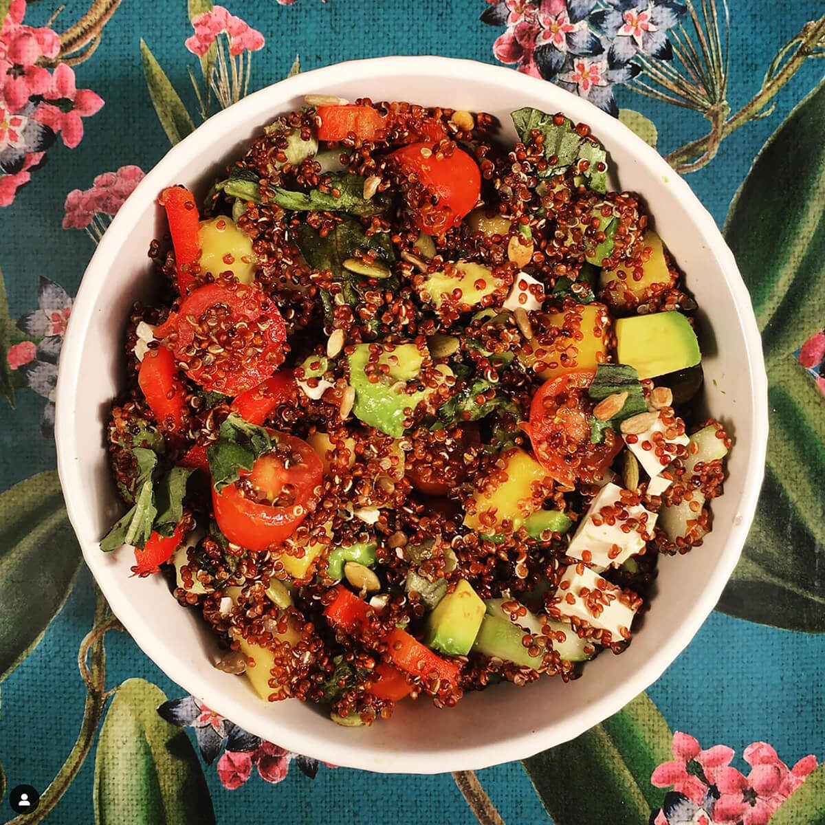 Ensalada de quinoa roja, tomate cherry, palta, mango y tofo