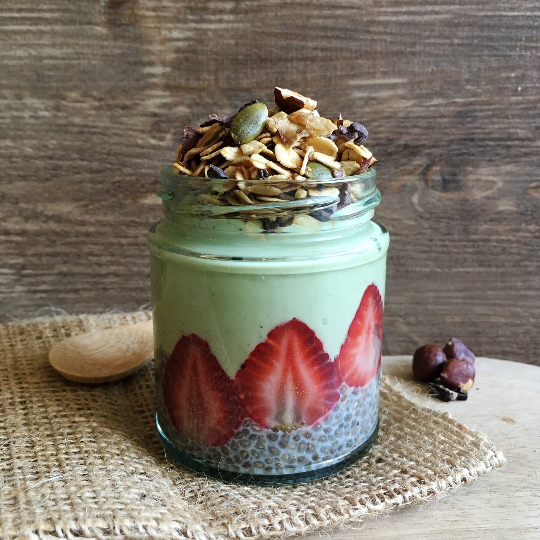 Vaso con Granola, yogur y te matcha, frutillas y chia pudding