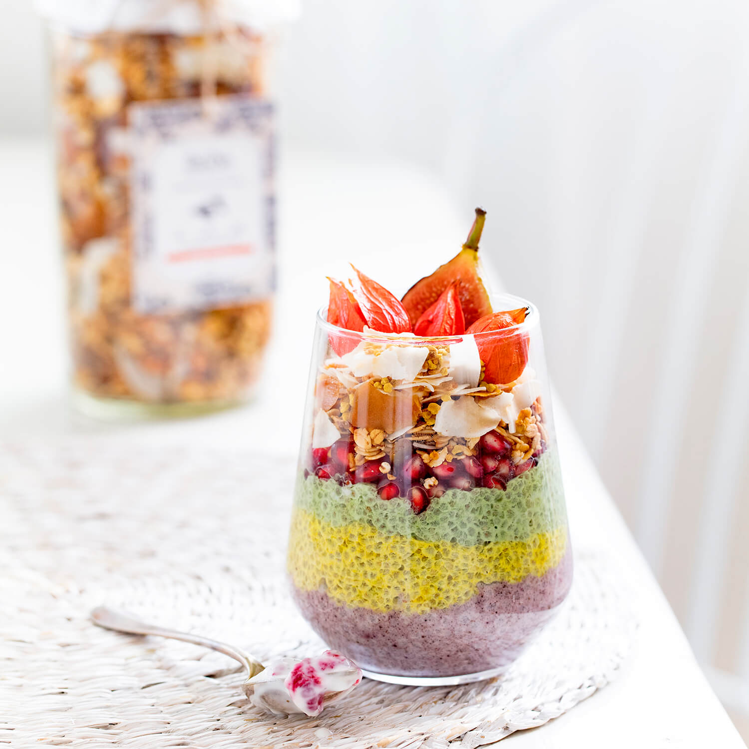 Vaso con chía pudding de 3 colores, fruta y granola