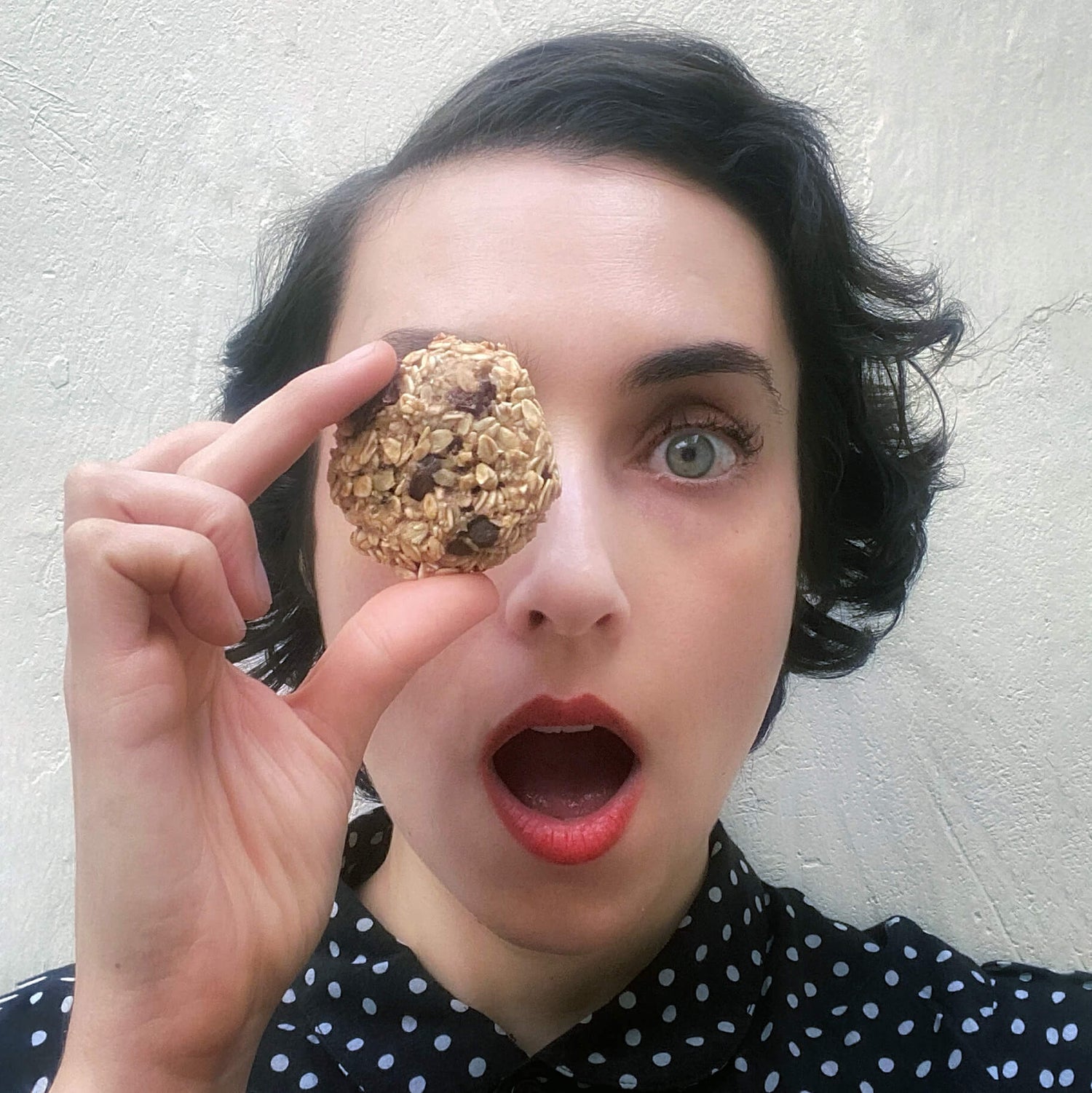Cara de mujer sorprendida con una Galleta de Avena Integral y Plátano