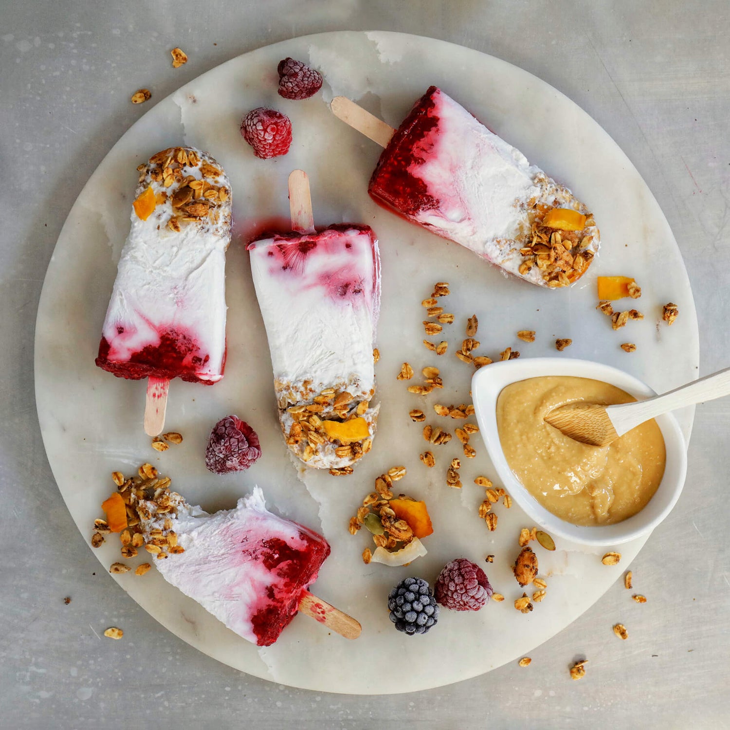 Paletas de helado de coco, granola y frambuesa