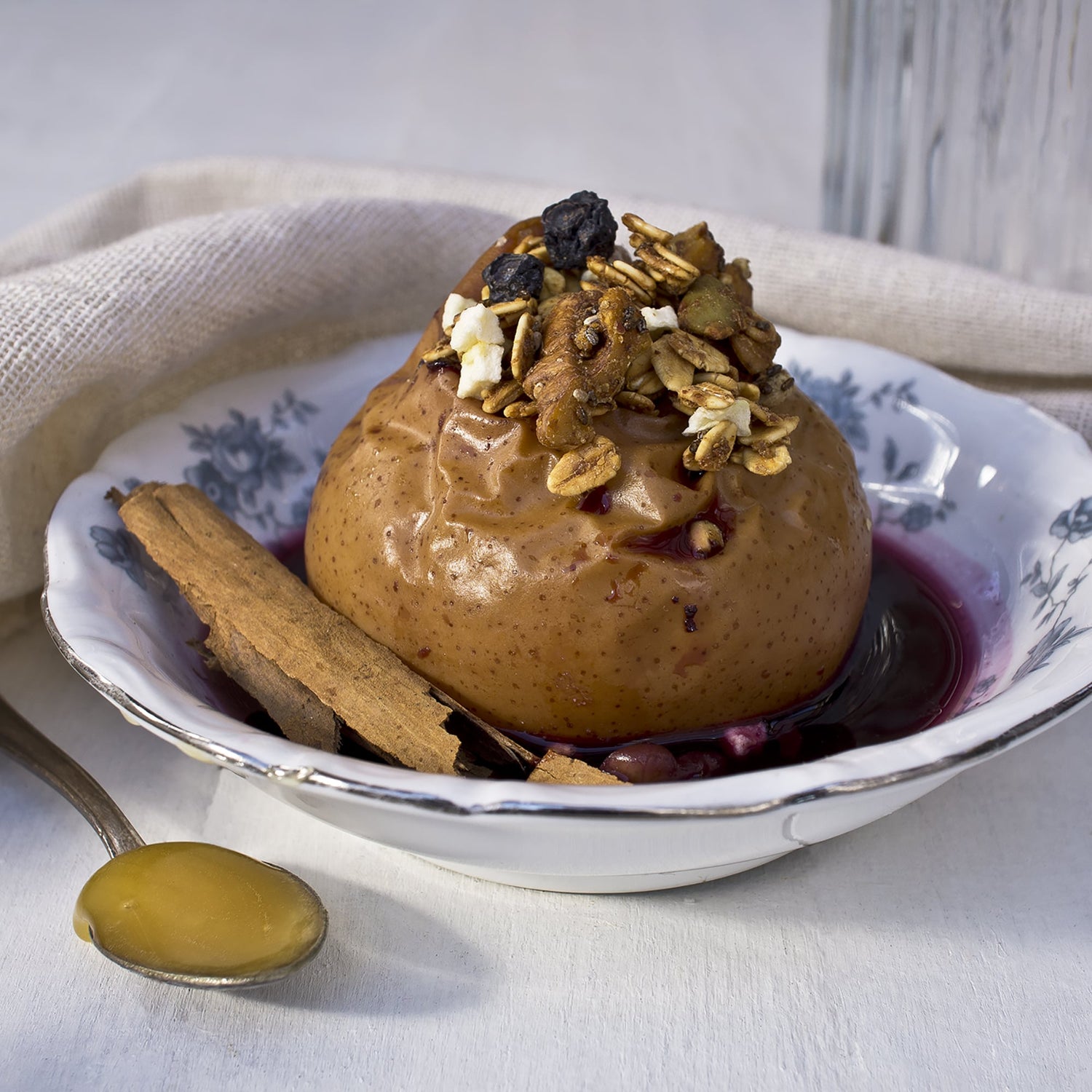 Peras al Vino Tinto con Granola