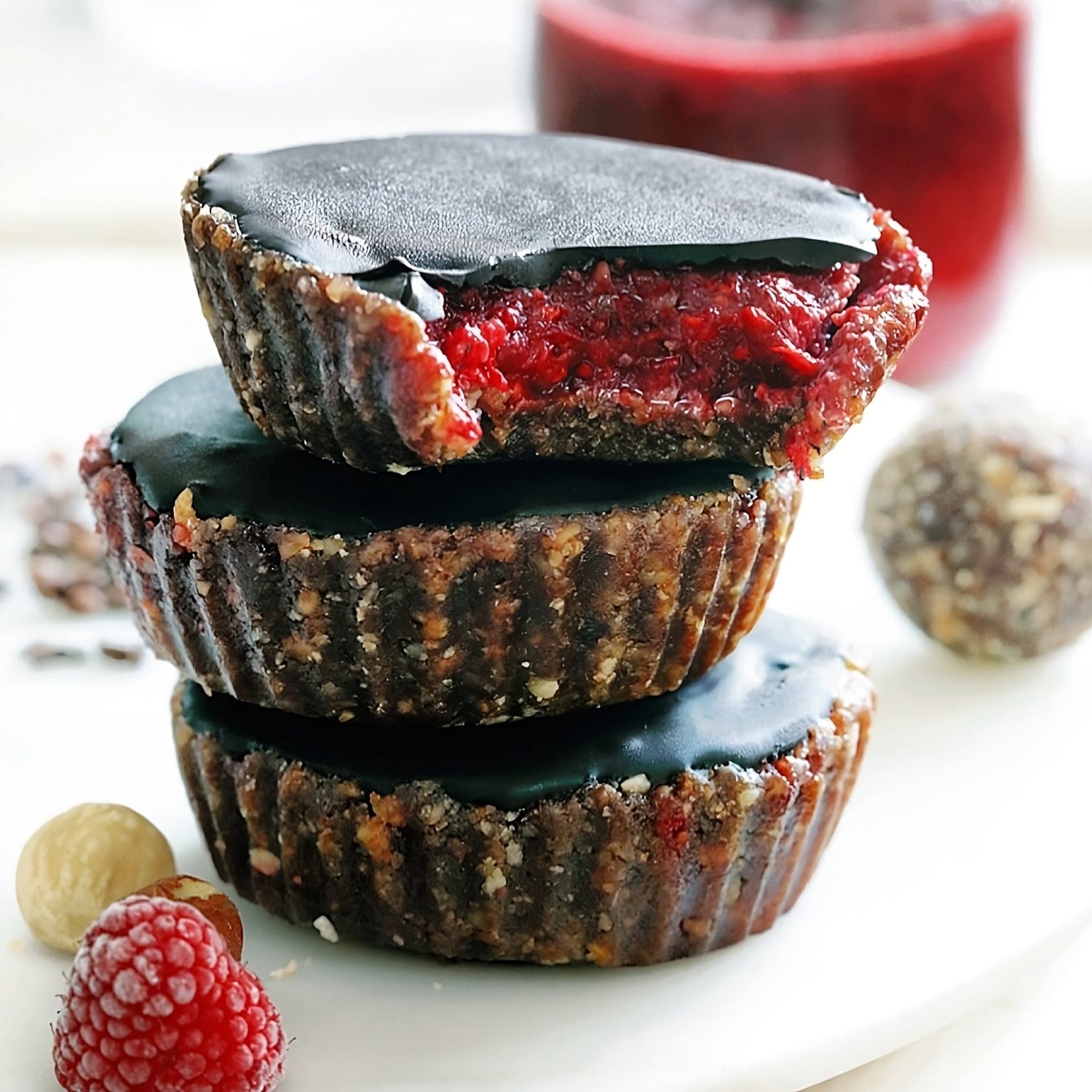 Una torre de 3 Mini Tartas de Chocolate y Frambuesas