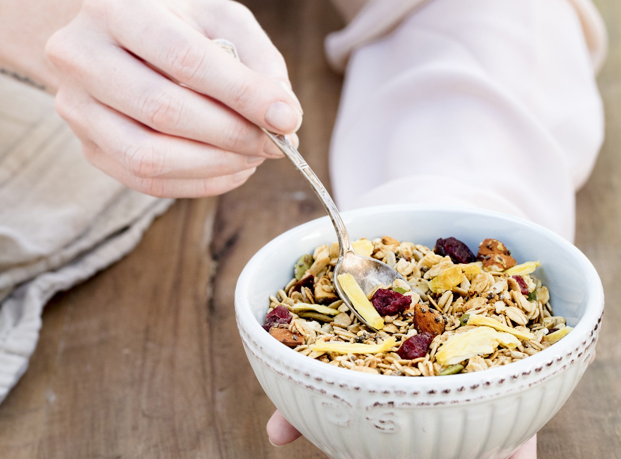 Mano sosteniendo bowl con Granola Detox Piña Da'Oro