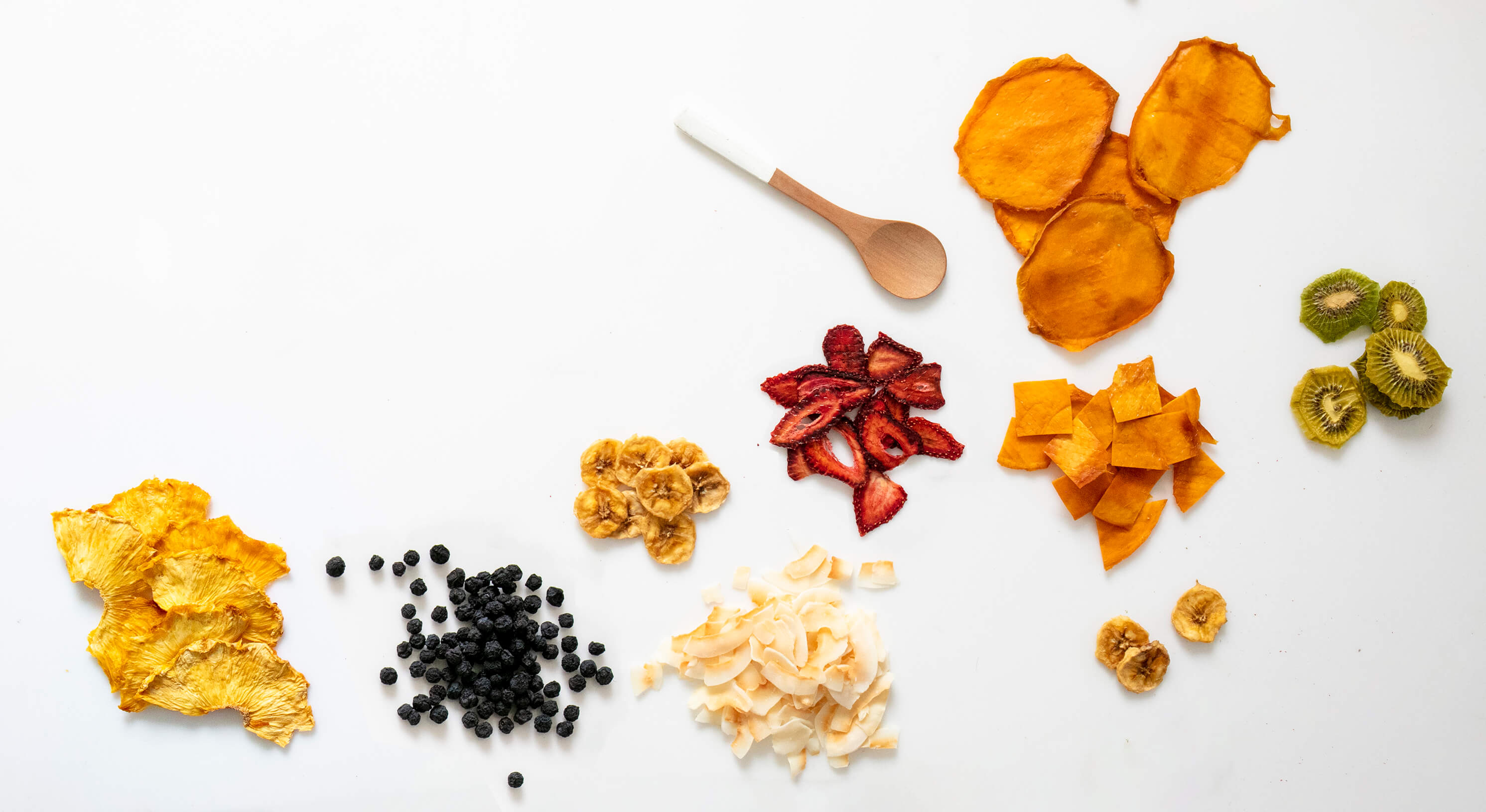 Distintos tipos fruta deshidratada y cuchara