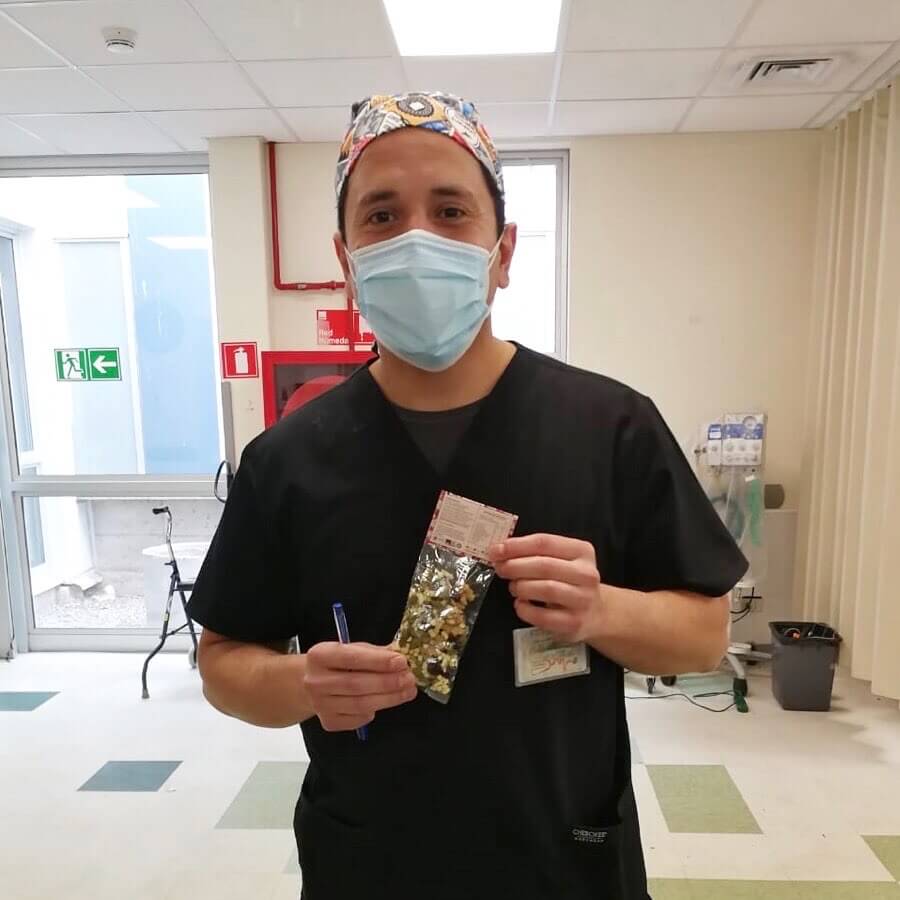 Hombre en hospital con snack saludable Da'Oro