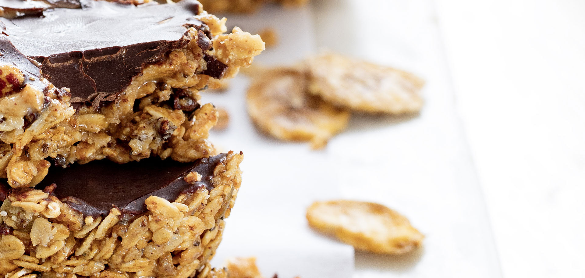 Detalle de golosina saludable con chocolate avena integral y mantequilla de fruto seco