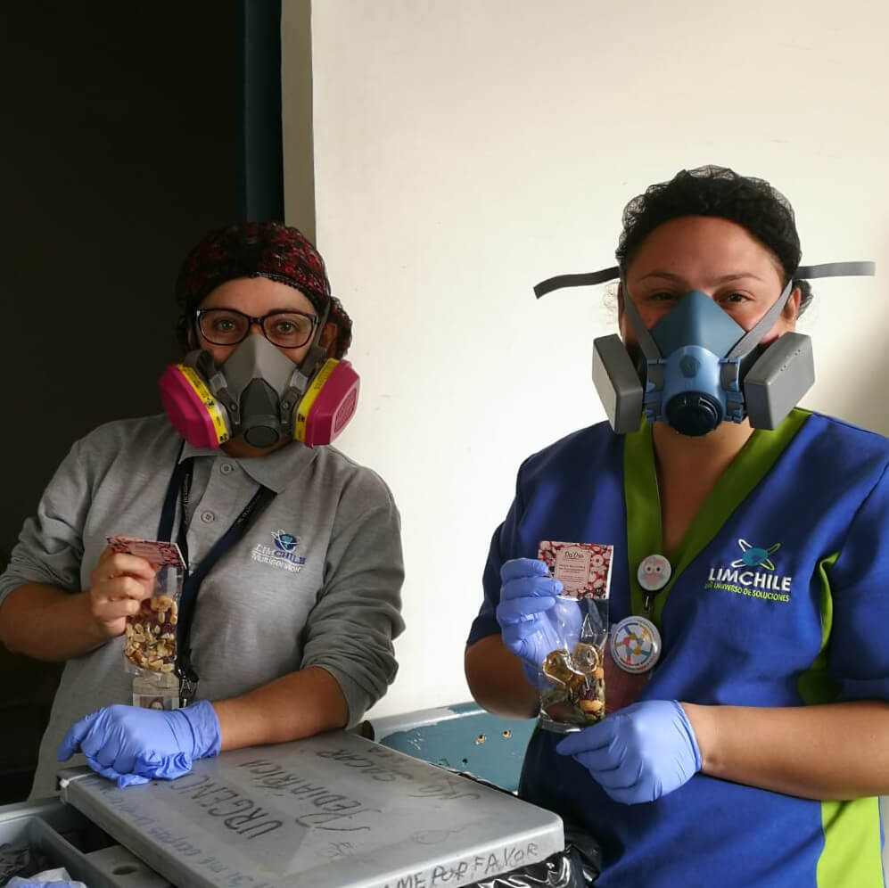 Dos mujeres con mascarilla sosteniendo snacks saludables Da'Oro