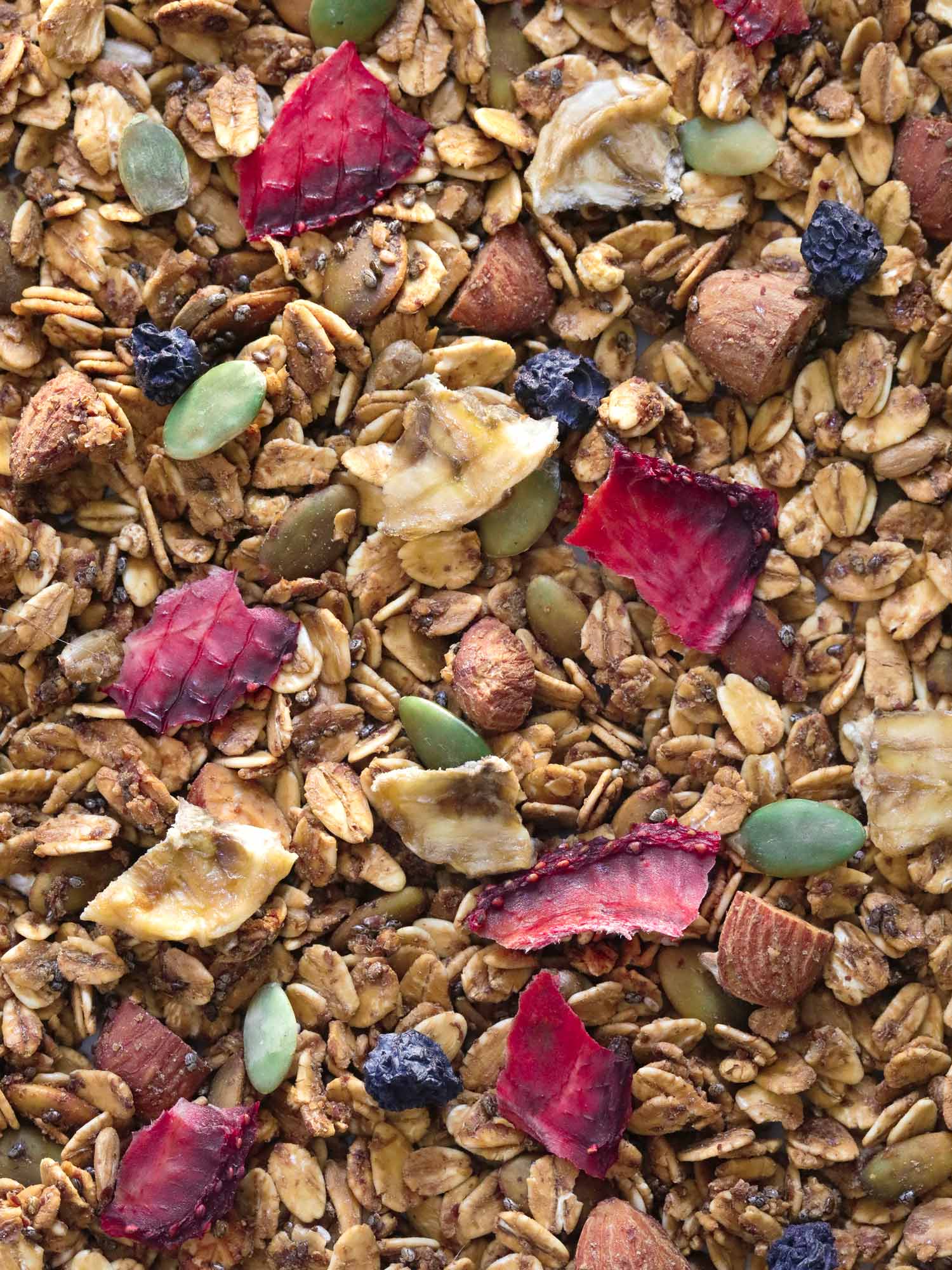 Granola de avena integral tostada con semillas, almendras, frutas rojas y plátano deshidratado
