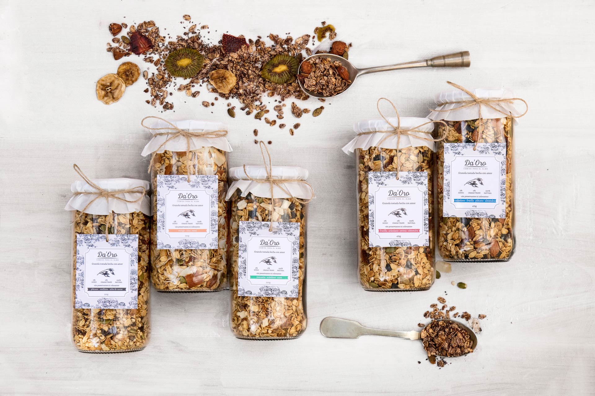 Mesa de madera con frascos de granola Da'Oro