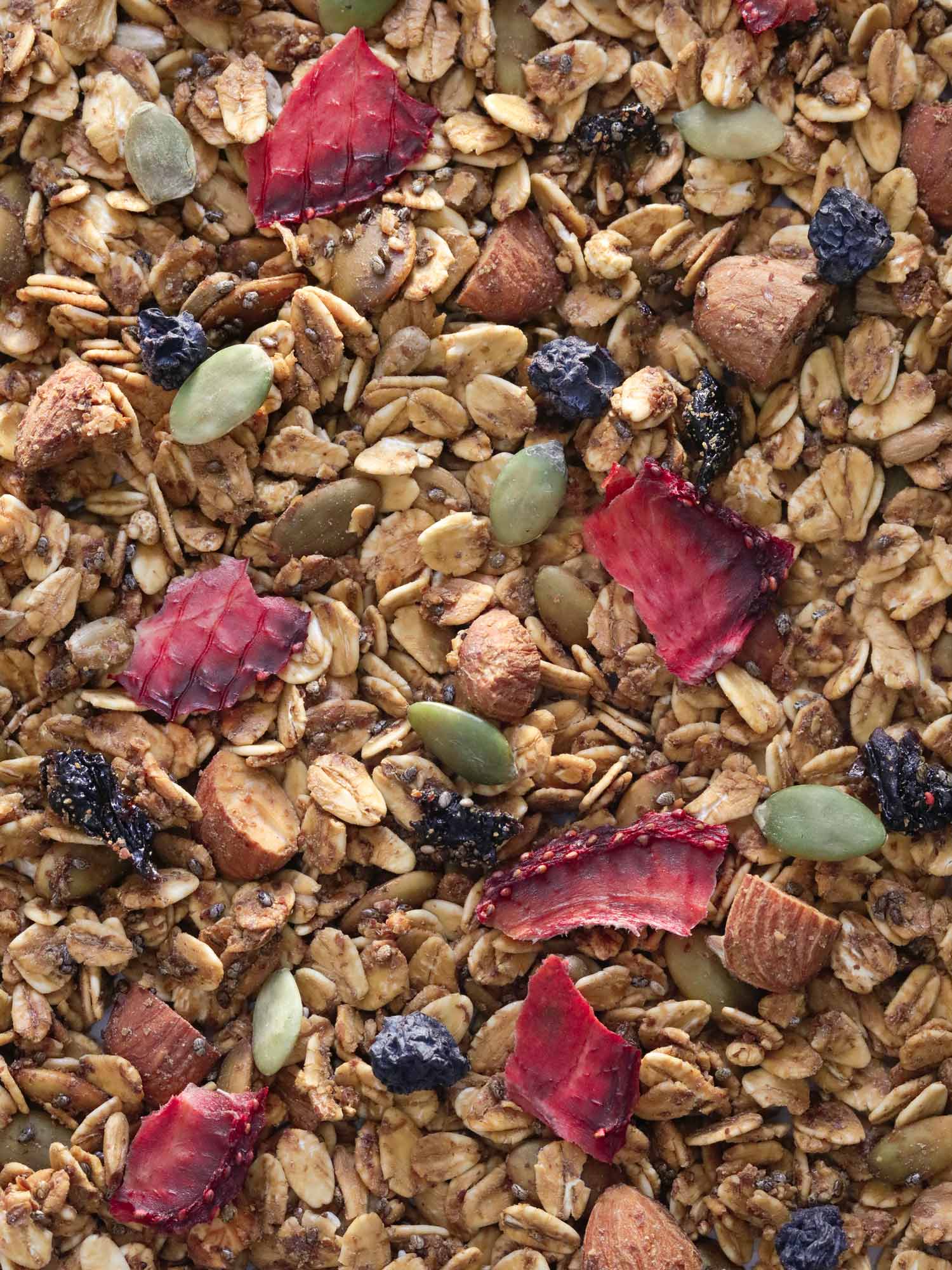 Granola de avena integral tostada con semillas, almendras y frutas rojas deshidratadas