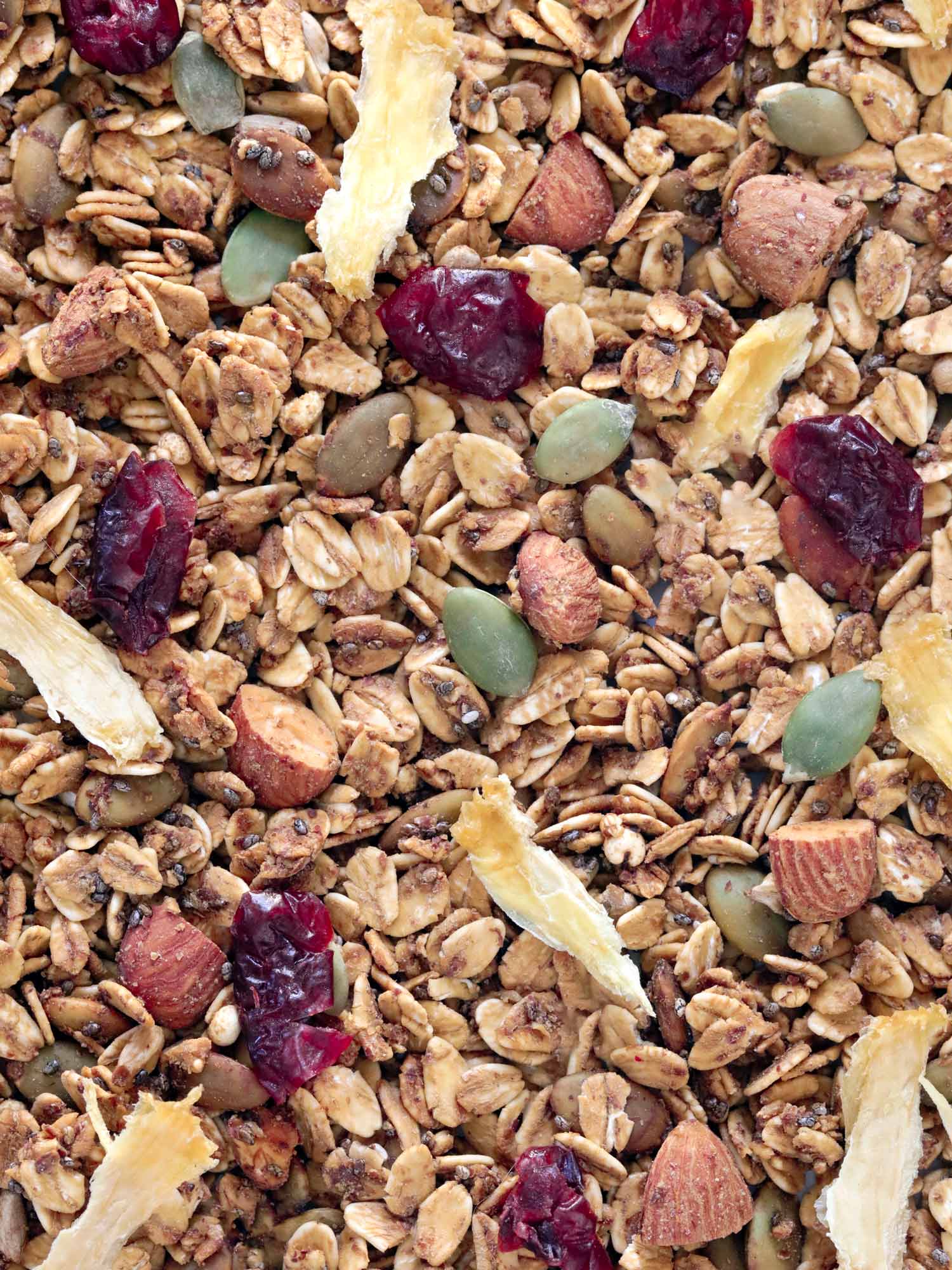 Hojuelas de avena integral tostada con semillas, almendras, piña y cranberry deshidratado