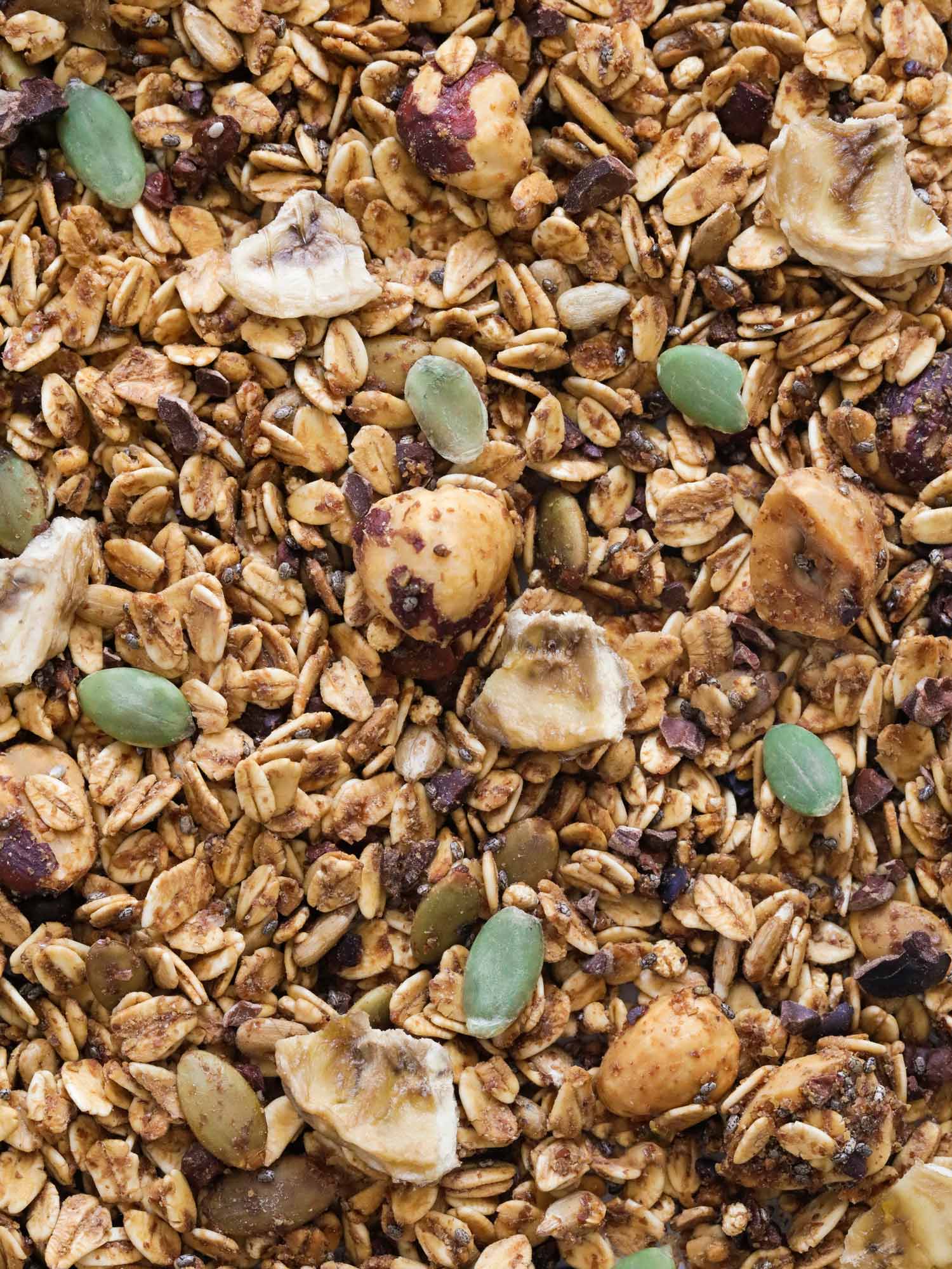 Granola de avena integral tostada con semillas, avellana europea y plátano deshidratado