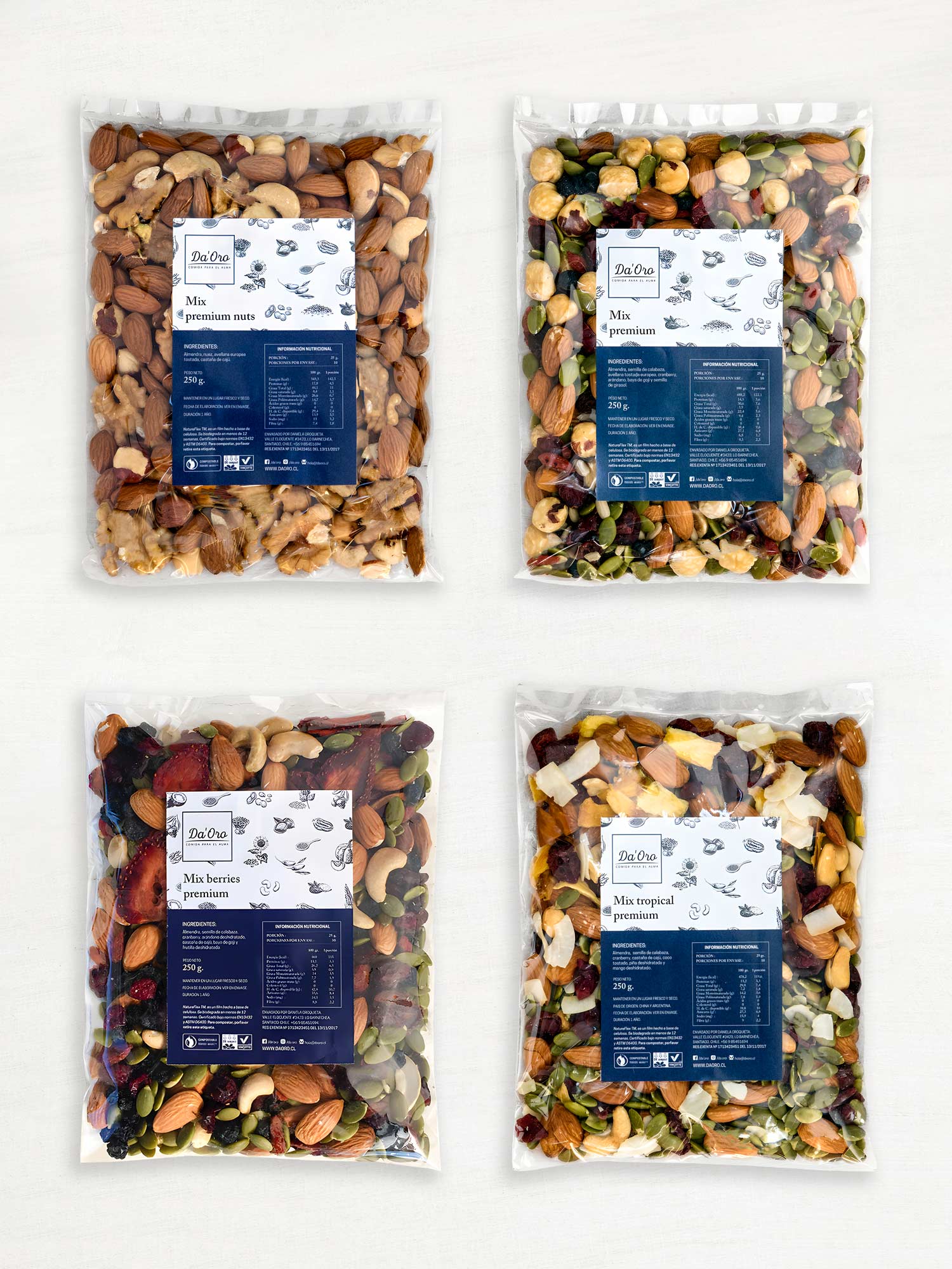 Cuatro bolsas transparentes con diferentes mezclas de frutos secos, semillas y frutas deshidratadas