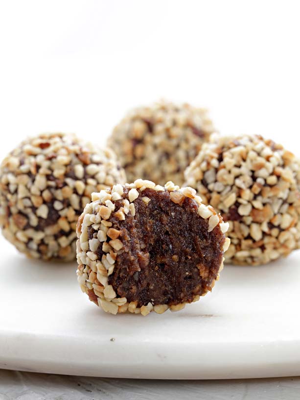 Trufa de chocolate cubierto con pequeños trozos de avellana europea