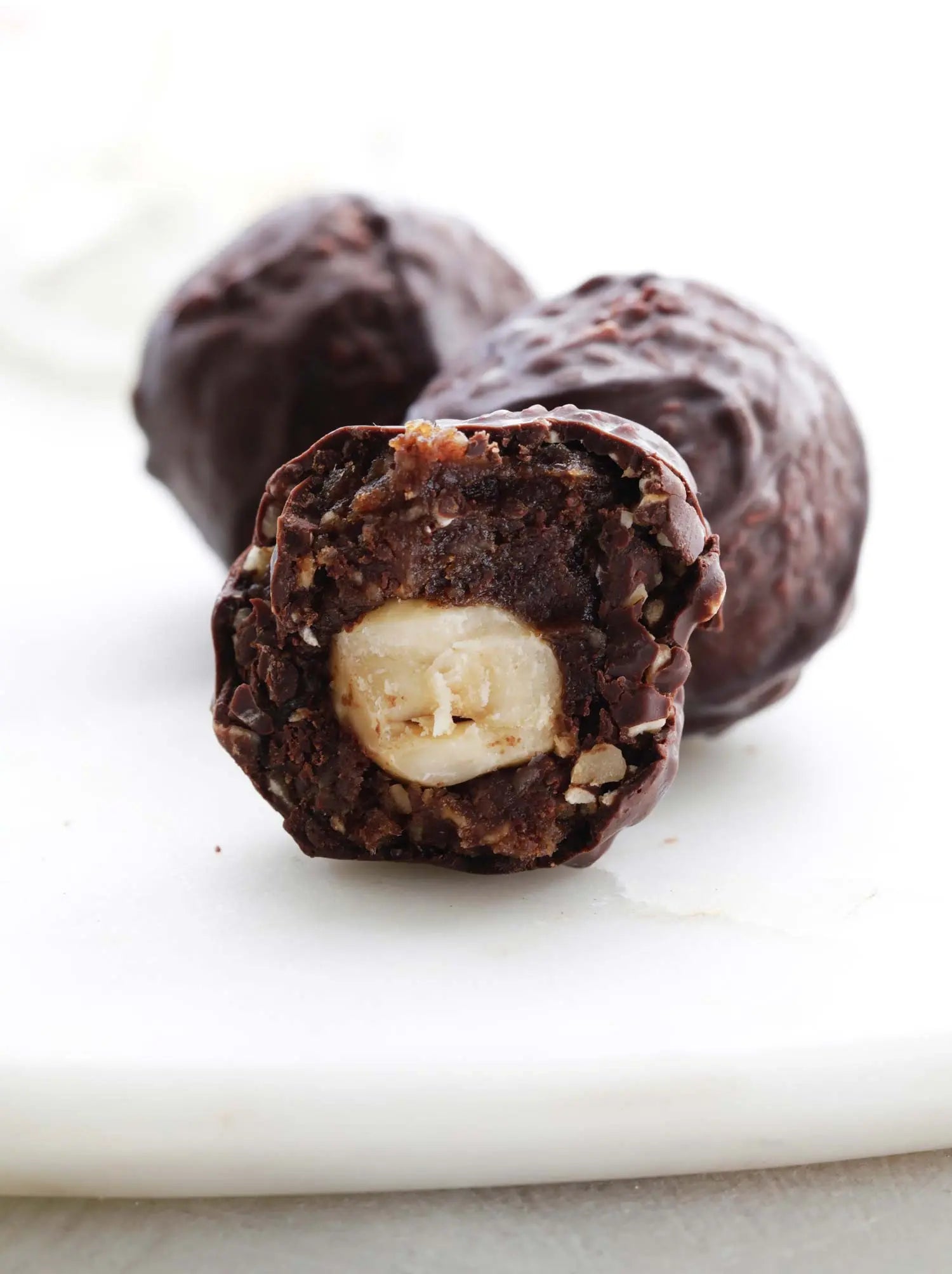 Trufa chocolate bañada en chocolate rellena de avellana europea