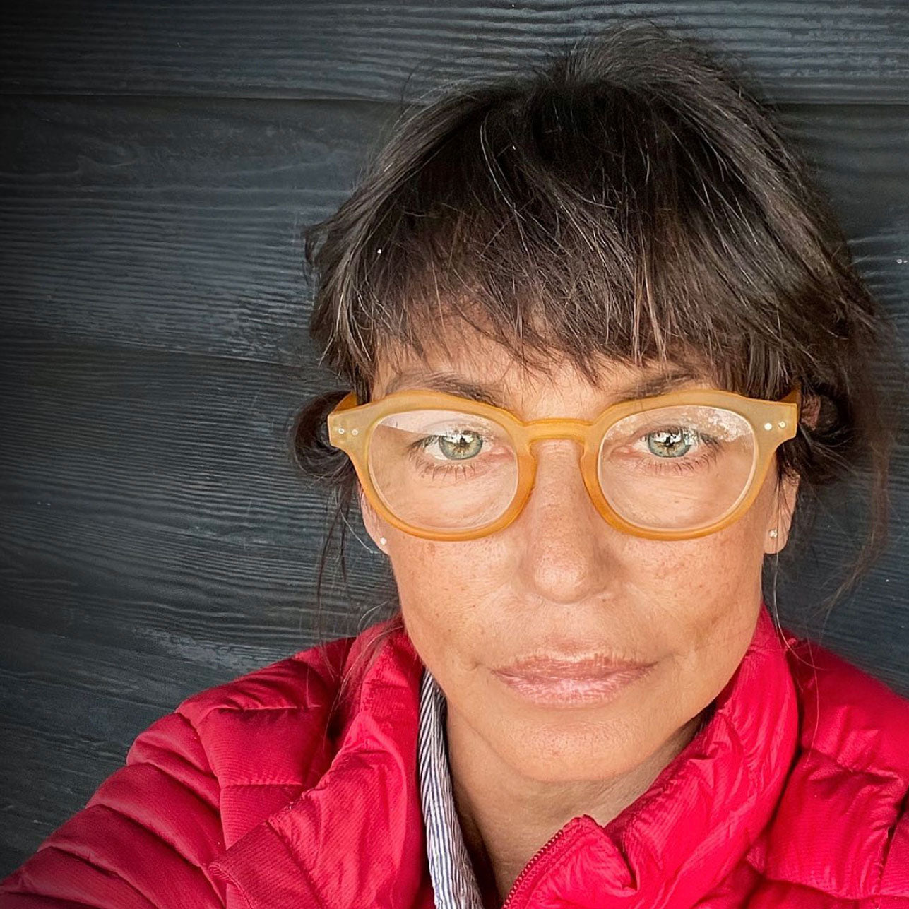 Mujer con anteojos y polera roja