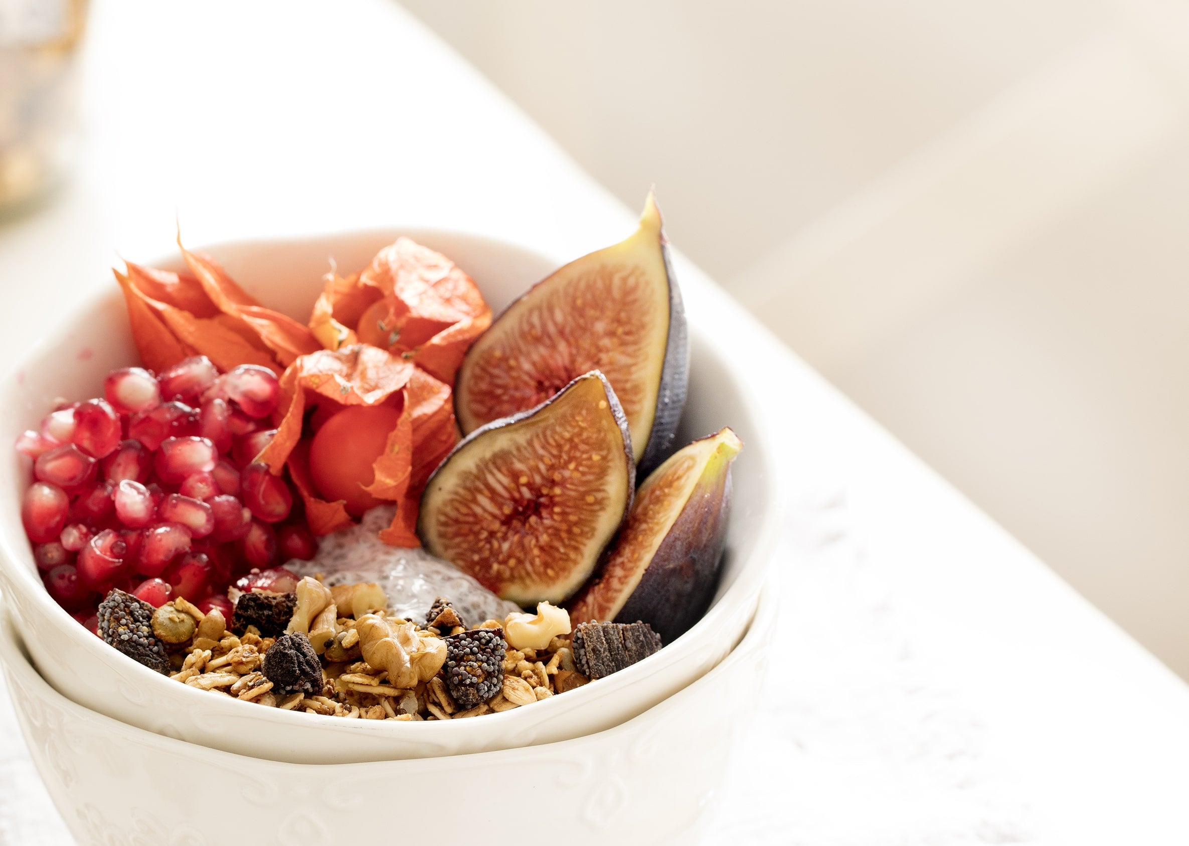 Bowl con higos, physalis, granada y granola Da'Oro