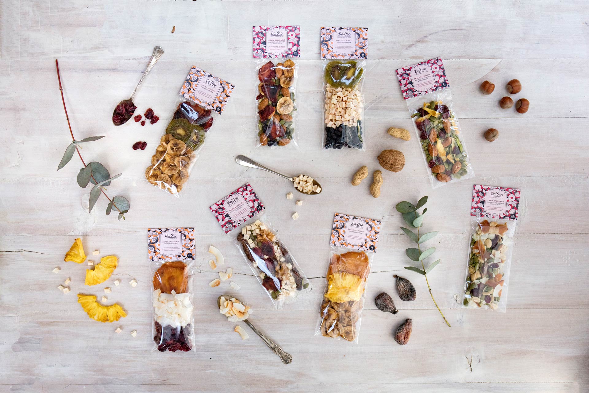 Mesa de madera con snacks saludables Da'Oro cucharas y frutos secos