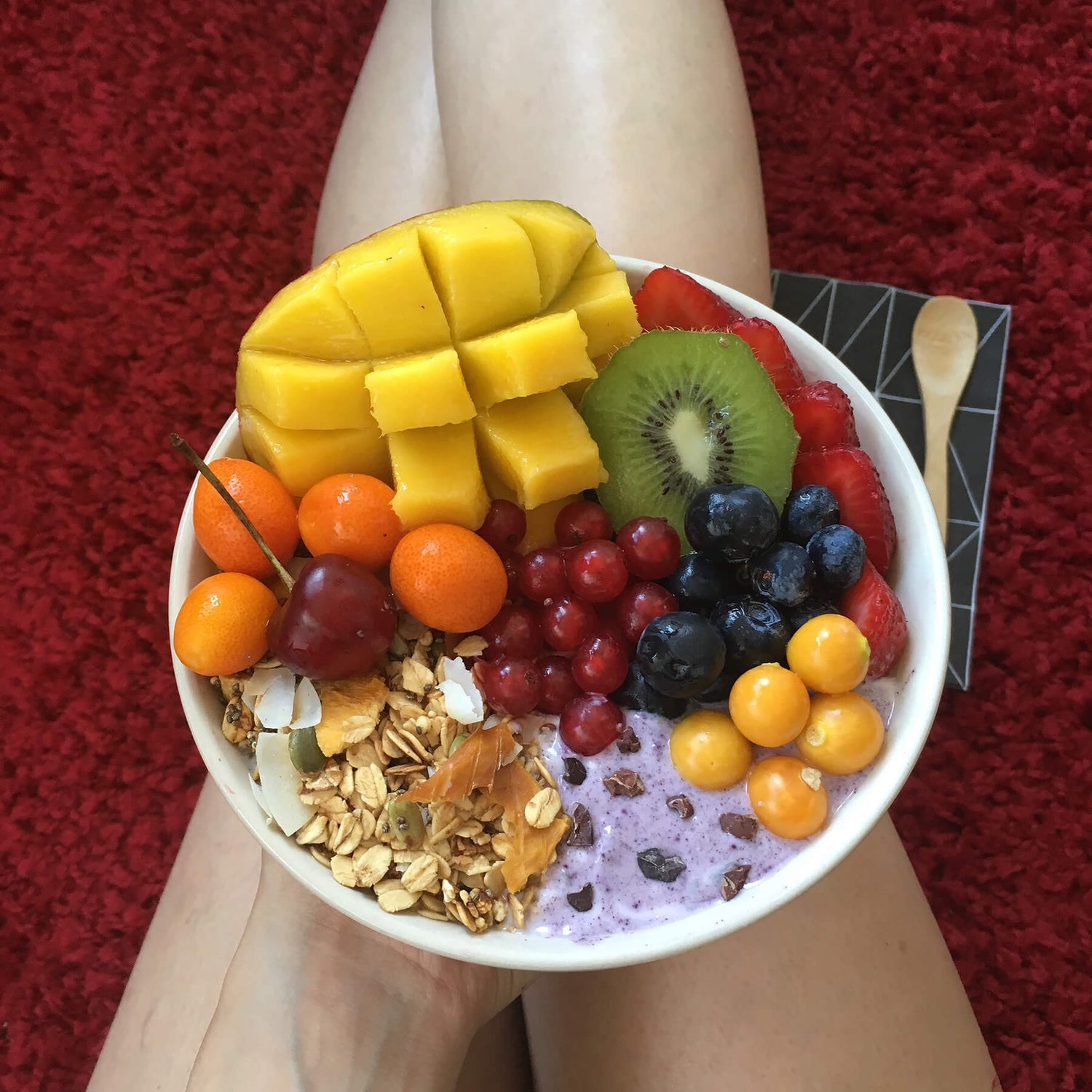 Bowl con Granola, frutas frescas y yogur