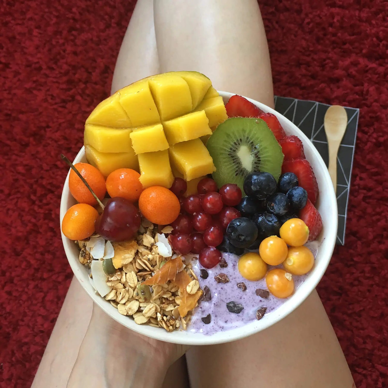 Beneficios de un Desayuno Saludable: Granola, Fruta y Yogur