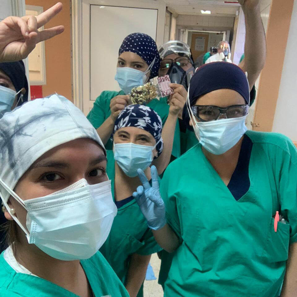 Cinco enfermeras uniforme verde con snack saludable Da'Oro