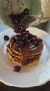 Panqueques con frutas rojas y crema de avellanas y cacao sin azúcar