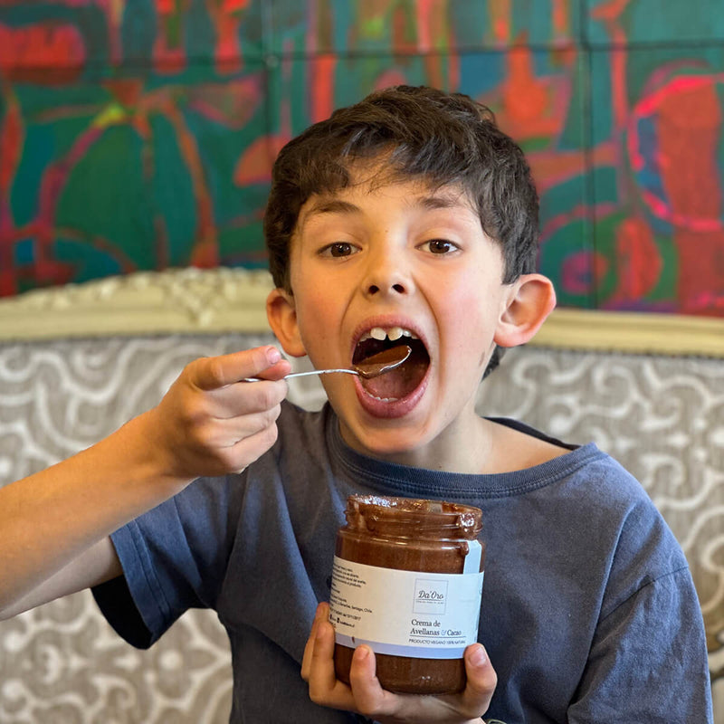 niño comiendo nutella da'oro